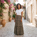 Lachend model draagt de lange boho rok met luipaardprint