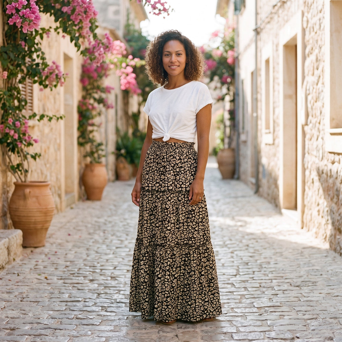Lachend model draagt de lange boho rok met luipaardprint