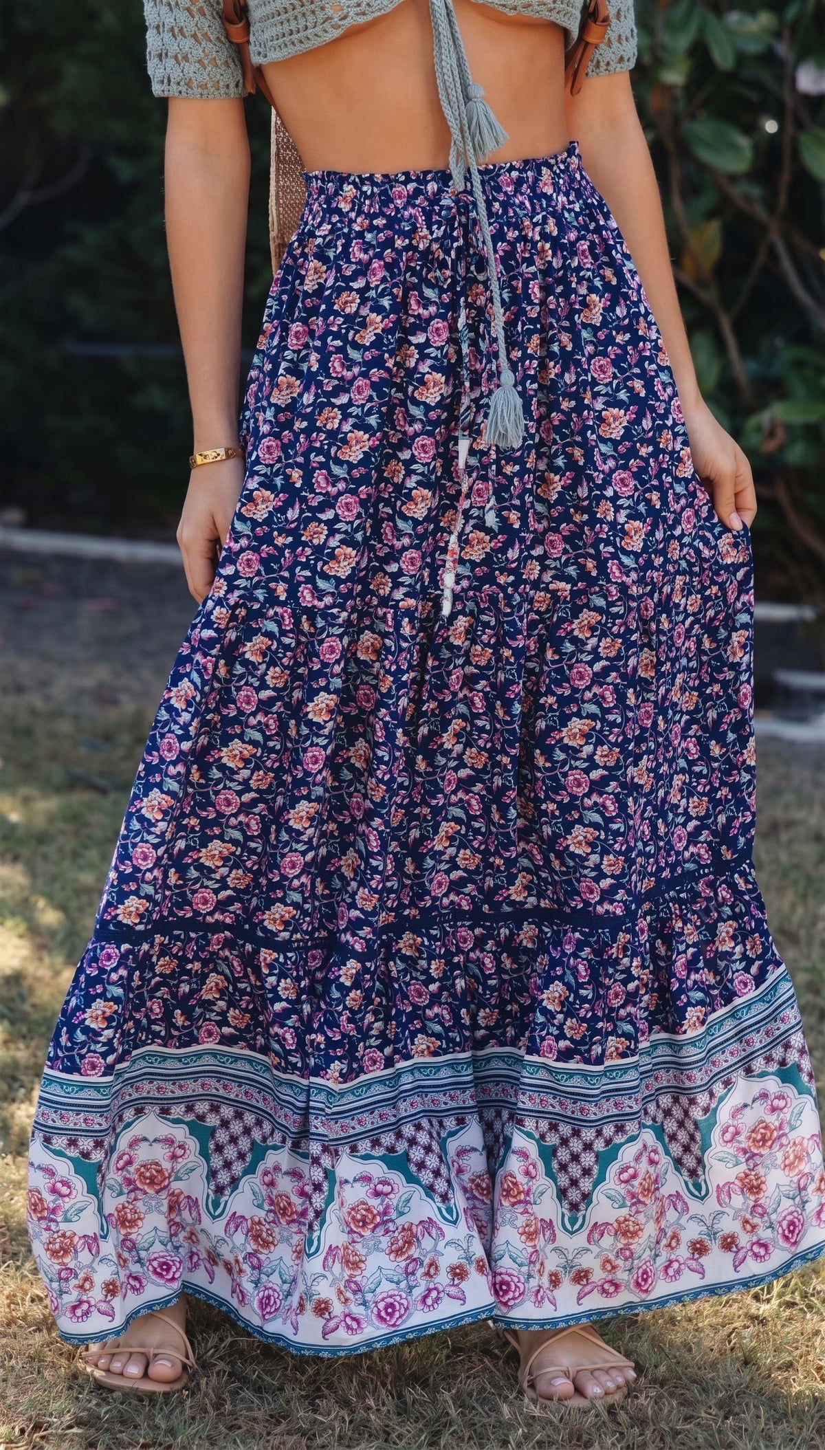 Lang blomstret boho nederdel båret, snoretalje med pomponer