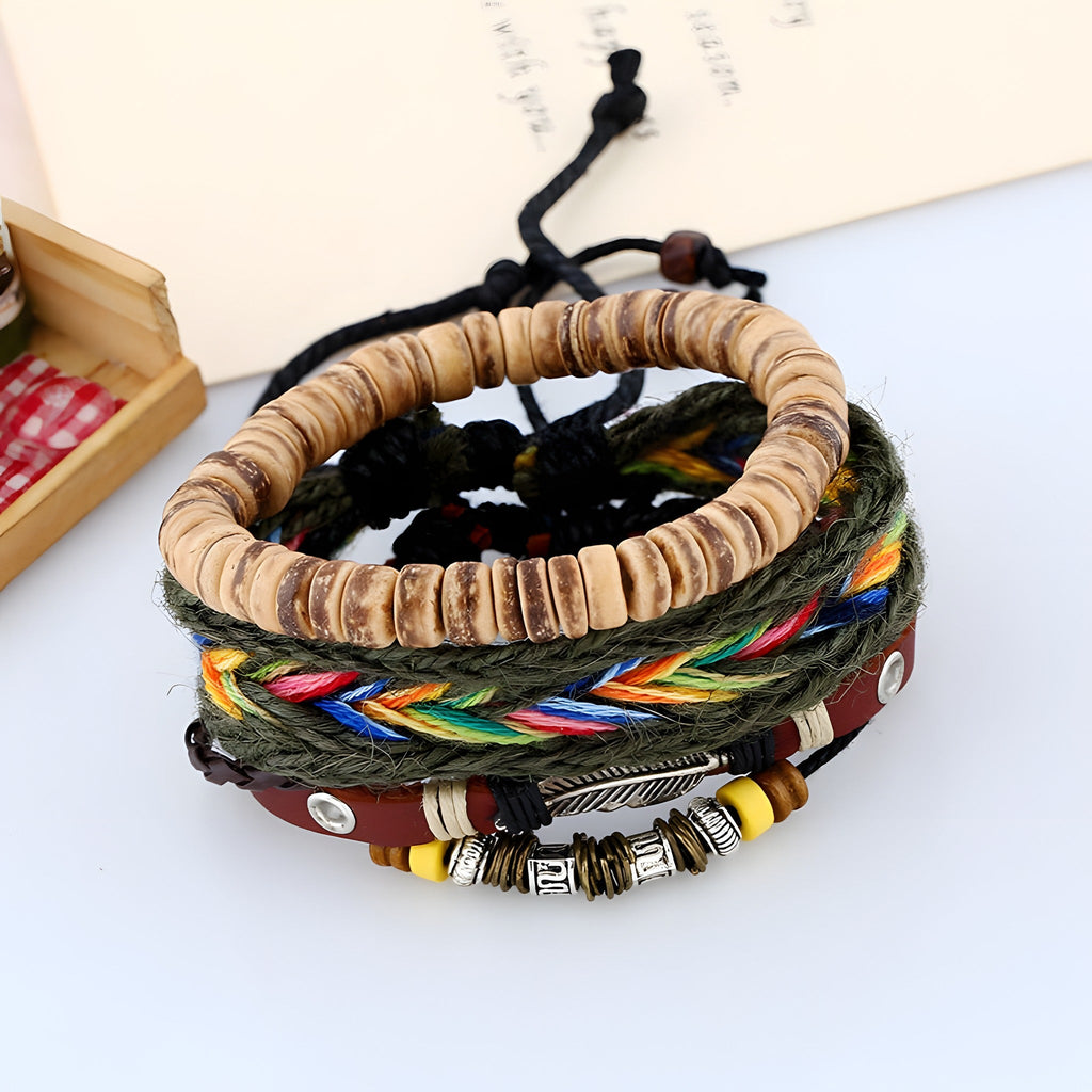 Pulseras boho de hombre apiladas en una imagen de estilo de vida
