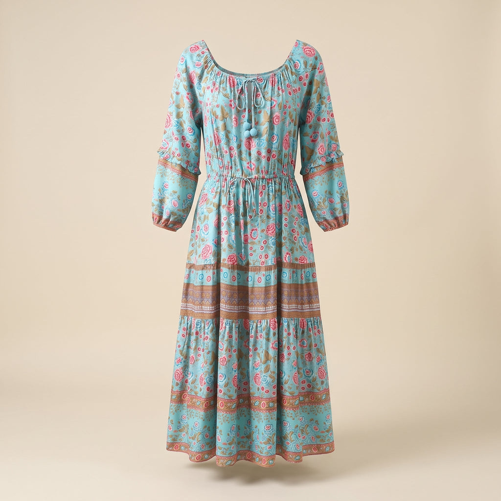 Blomstret boho kjole på usynlig mannequin mod ecru studiebaggrund