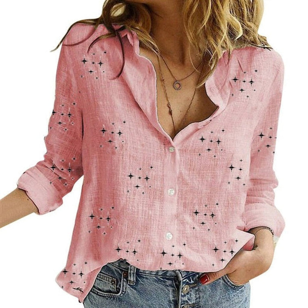 Roze overhemdblouse met sterrenprint open gedragen over jeans