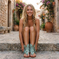 Zeegroene boho sandalen met franjes in een mediterrane steeg